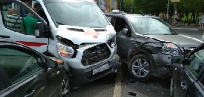 «Скорая помощь» попала в ДТП в центре Твери