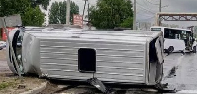 В Тольятти опрокинулась маршрутка с пассажирами