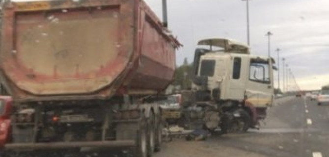 Под Петербургом водитель погиб, попав под колёса собственного грузовика