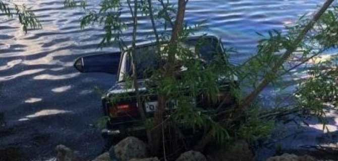 Женщина-водитель погибла при падении машины в озеро под Волгоградом