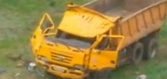 В Астане грузовик улетел с моста, но водитель чудом выжил: видео с места ДТП