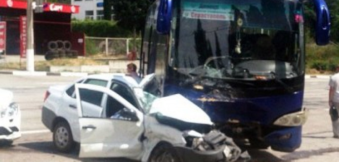 В ДТП с автобусом в Алуште погиб человек