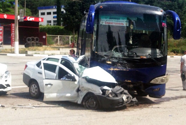 В ДТП с автобусом в Алуште погиб человек (3)