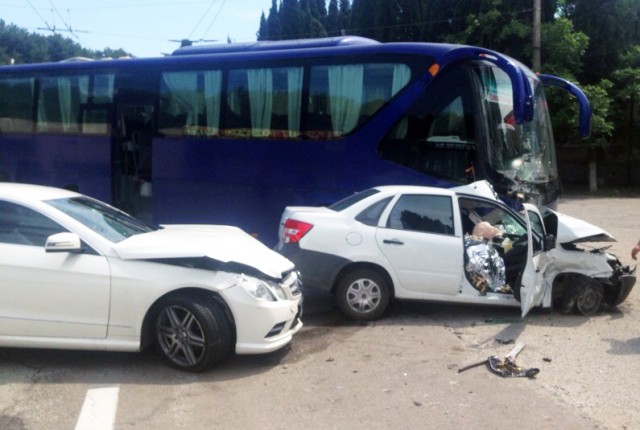 В ДТП с автобусом в Алуште погиб человек (1)