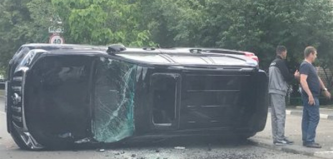 В центре Саратова опрокинулся внедорожник