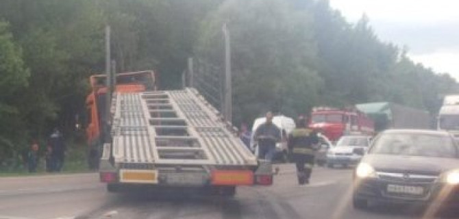 В Щекинском районе столкнулись фура и легковушка