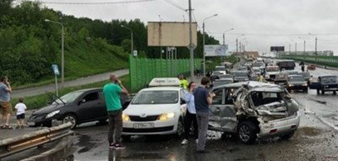 Более 10 автомобилей попали в ДТП в Томске
