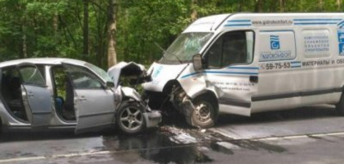 Под Калининградом "лобовое" - погиб пожилой пассажир легковушки, выехавшей на "встречку"