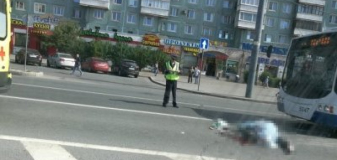 В Петербурге троллейбус насмерть сбил пешехода