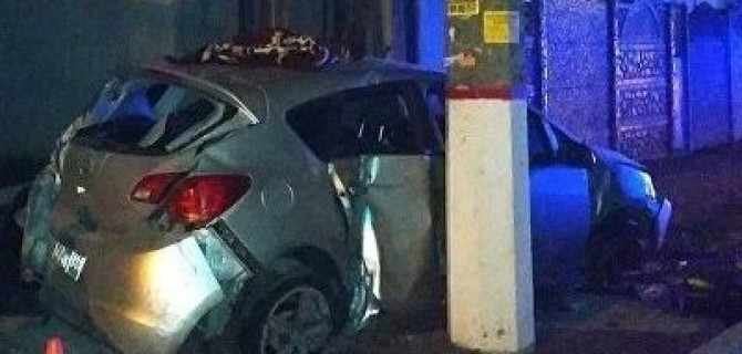 В Симферополе иномарка снесла ограждение у магазина и вылетела на тротуар