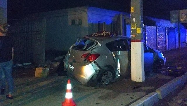 В Симферополе иномарка снесла ограждение у магазина и вылетела на тротуар (1)