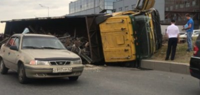 В Санкт-Петербурге перевернулся грузовик с металлоломом