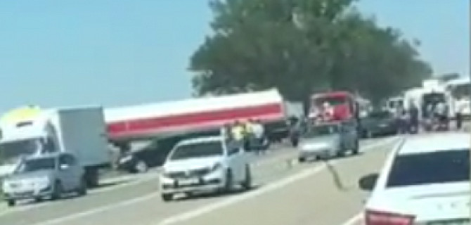 В массовом ДТП с бензовозом под Краснодаром погиб человек