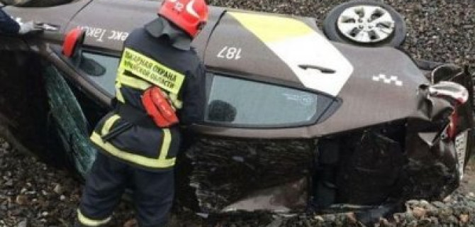 В Мурманске опрокинулся автомобиль такси