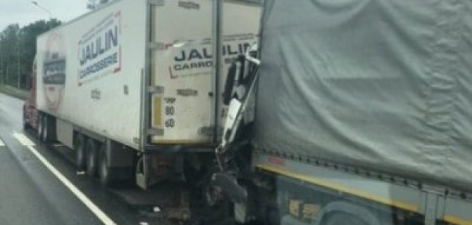 Водитель грузовика погиб в ДТП в Тосненском районе Ленобласти