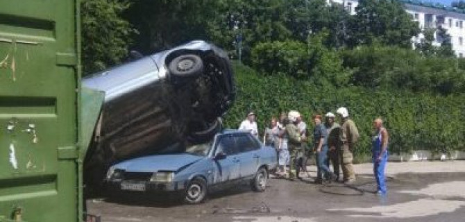 В Саратове неуправляемый автобус врезался в автомобили и сбил пешехода