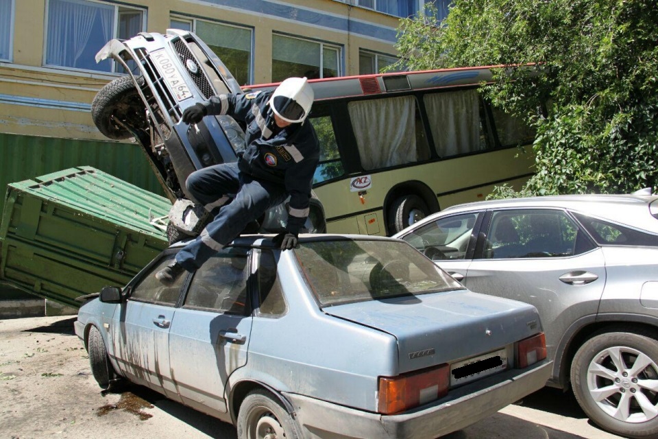 В Саратове неуправляемый автобус врезался в автомобили и сбил пешехода (2)