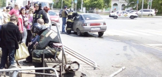 В Челябинске ВАЗ врезался в остановку с людьми: есть пострадавшие