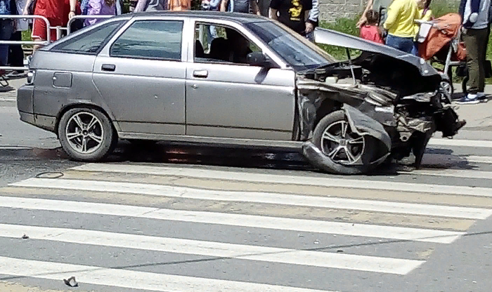 В Челябинске ВАЗ врезался в остановку с людьми есть пострадавшие (1)