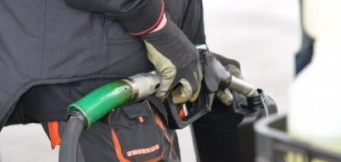 Работающую в Латвии сеть заправок уличили в мошенничестве