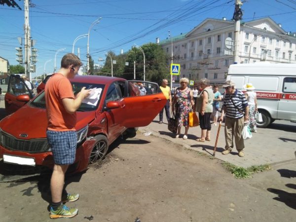 В Тамбове KIA сбила женщину на тротуаре (3)