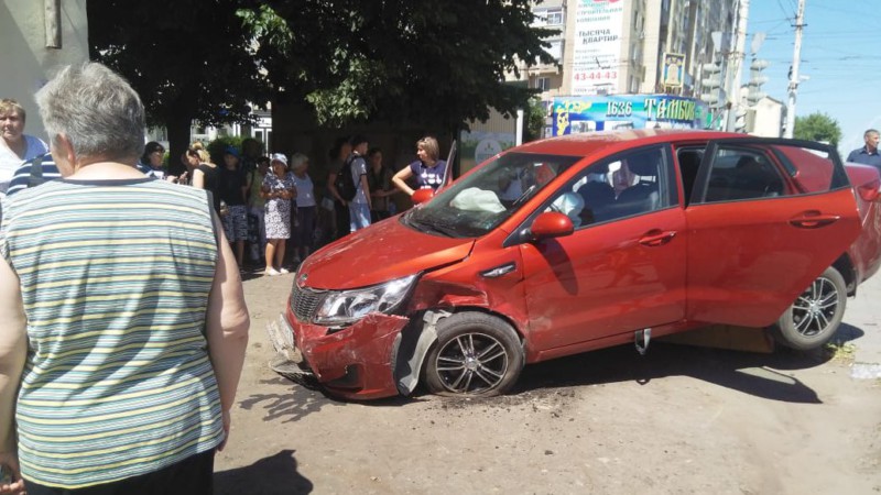 В Тамбове KIA сбила женщину на тротуаре (2)