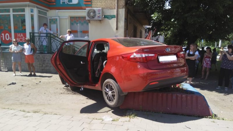 В Тамбове KIA сбила женщину на тротуаре (1)