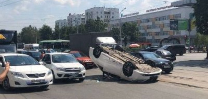 В Уфе опрокинулась иномарка