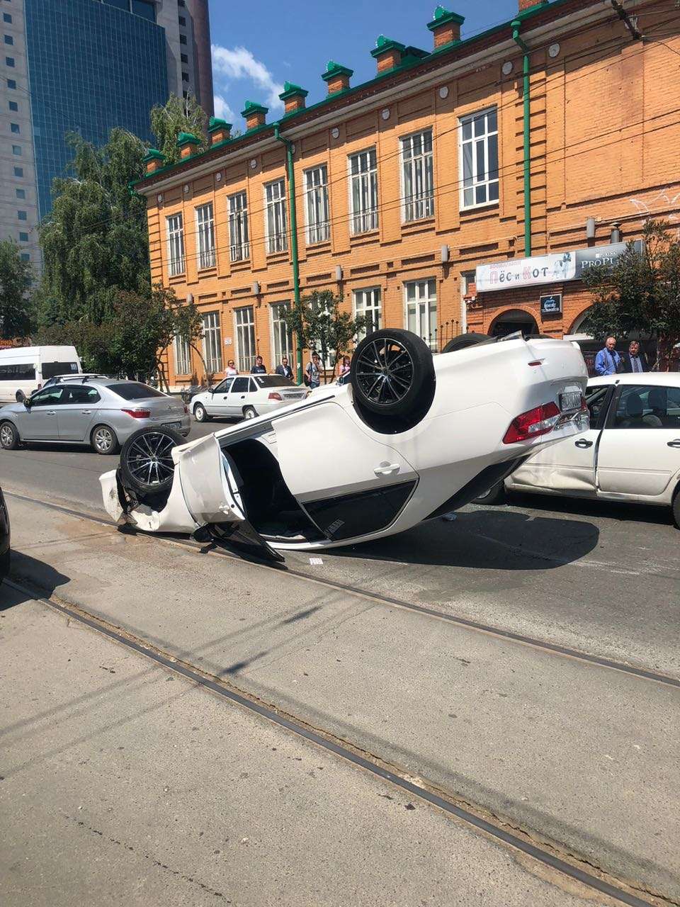 В Уфе опрокинулась иномарка (2)