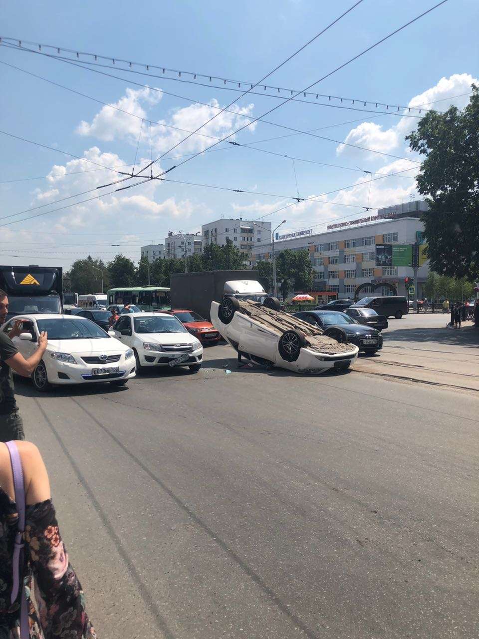 В Уфе опрокинулась иномарка (1)