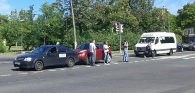 В Петергофе водитель маршрутки протаранил две легковушки