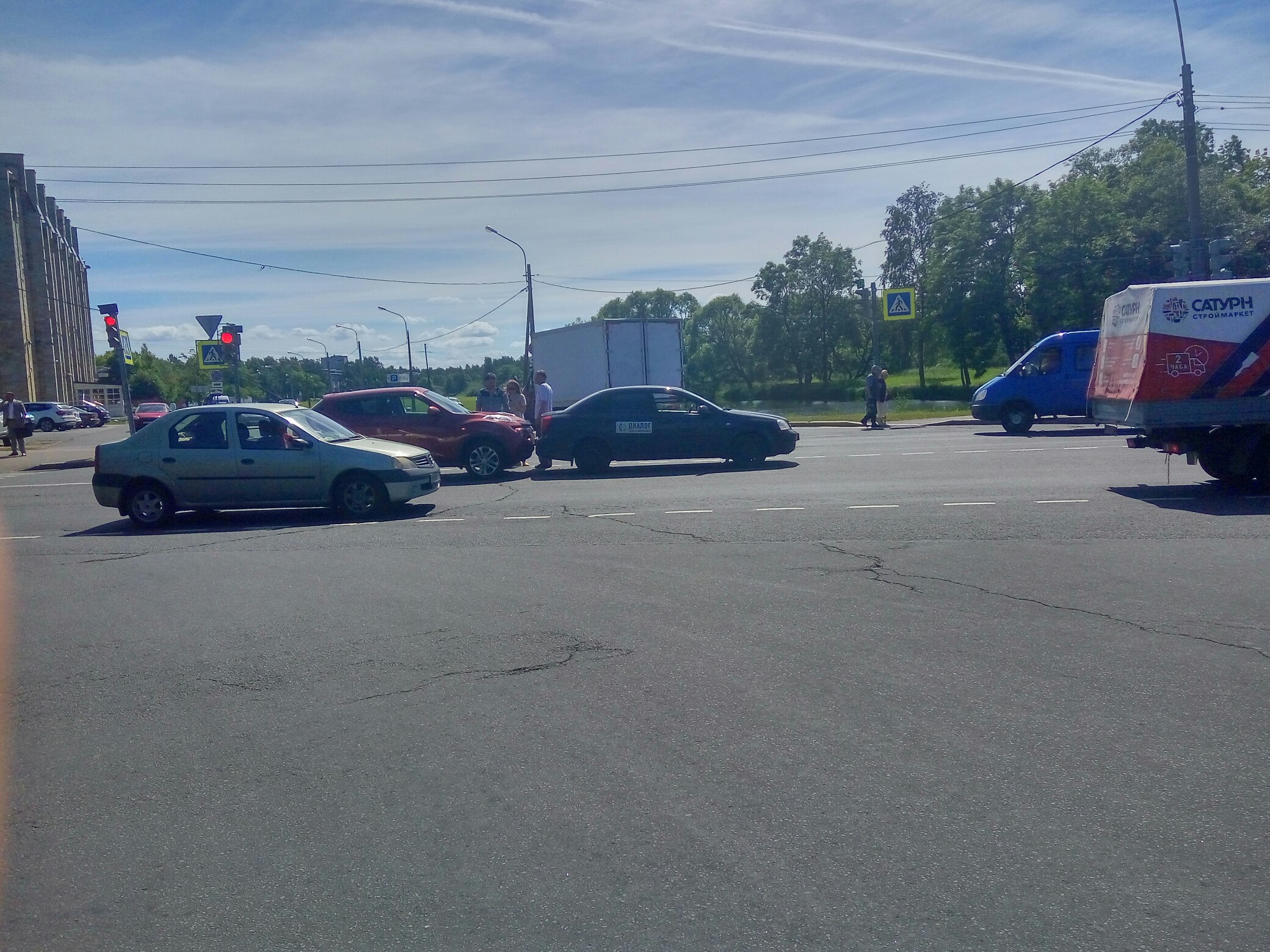 В Петергофе водитель маршрутки протаранил две легковушки (1)