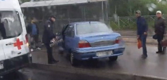 На Петергофском шоссе иномарка врезалась в остановку с людьми