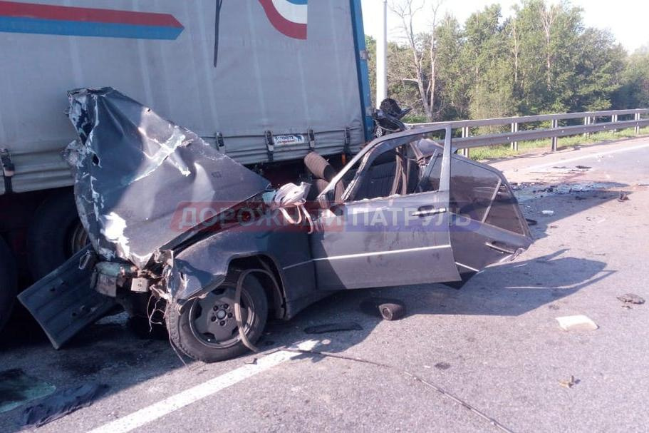 В Башкирии в ДТП с фурой погибли два человека