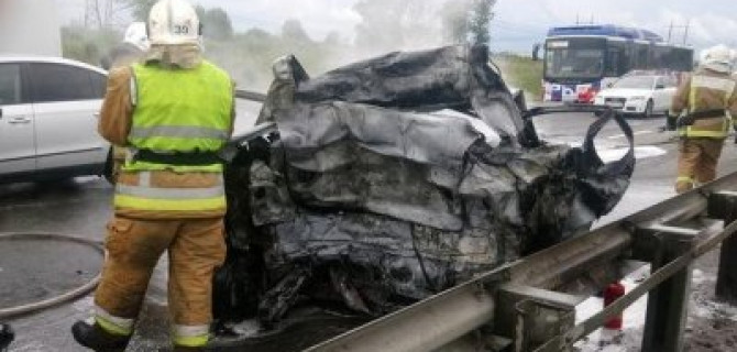 Двое сгорели в машине после ДТП в Петербурге