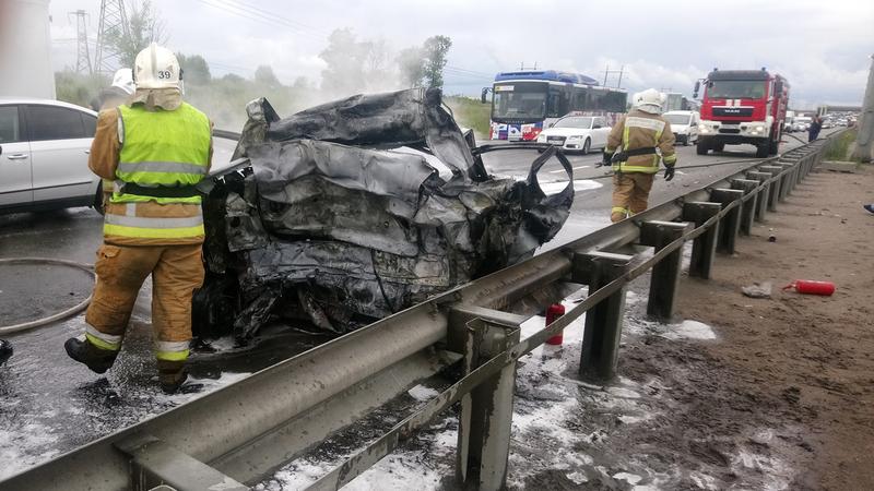 Двое сгорели в машине после ДТП в Петербурге