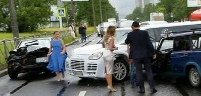 Молодожены попали в ДТП в Петербурге