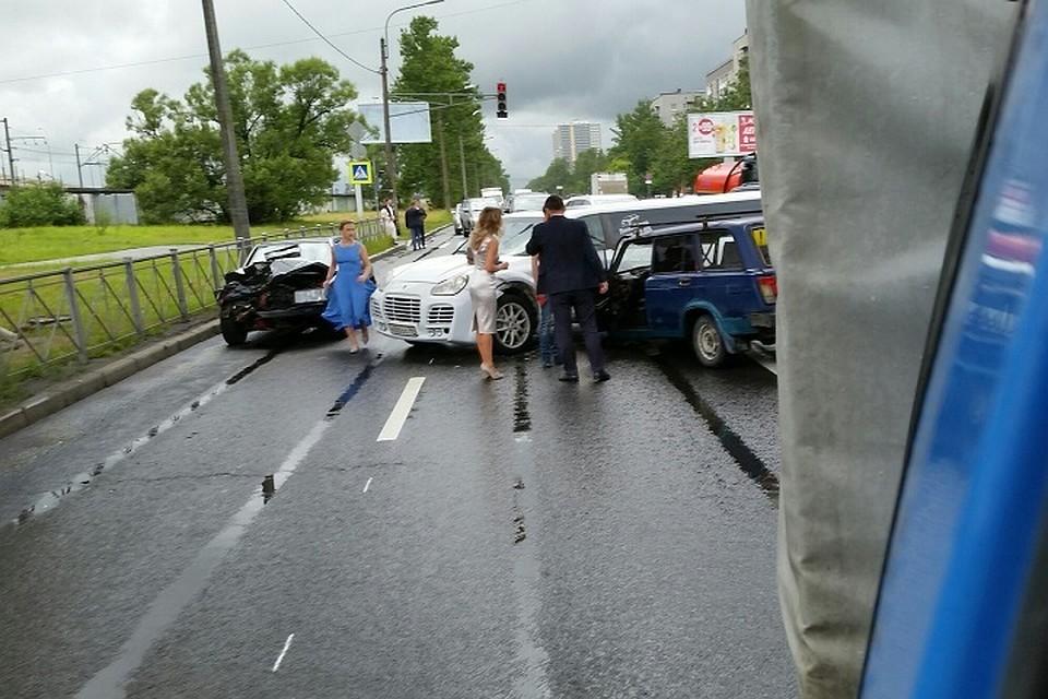 Молодожены попали в ДТП в Петербурге