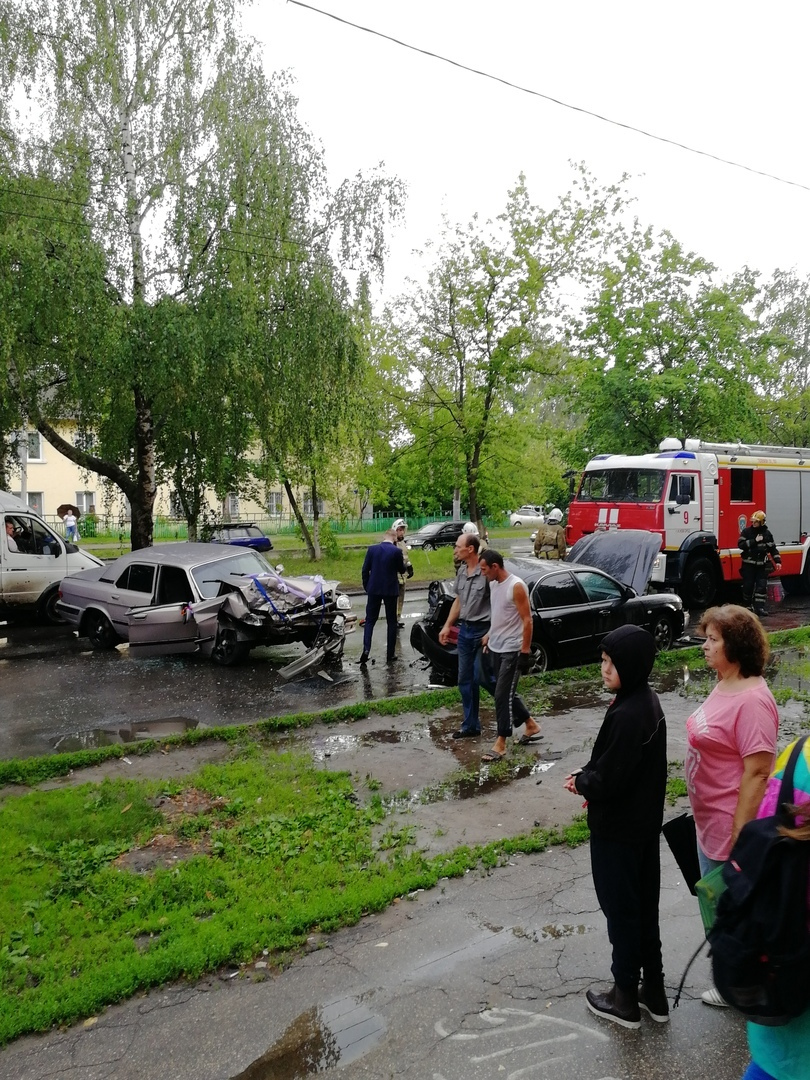 Молодожены попали в аварию в Нижнем Новгороде
