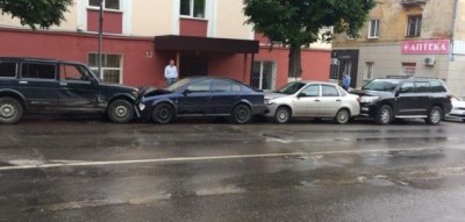 В центре Кирова столкнулись пять автомобилей