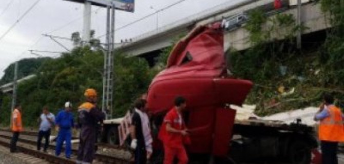 В Сочи фура упала на железнодорожные пути