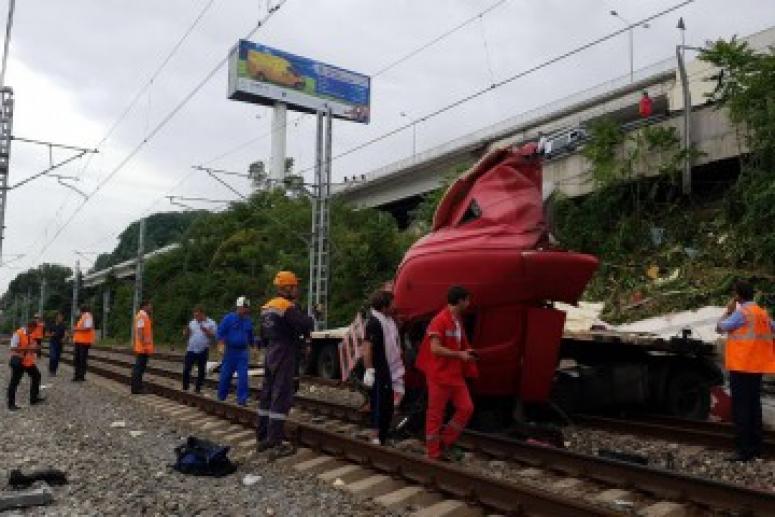 В Сочи фура упала на железнодорожные пути