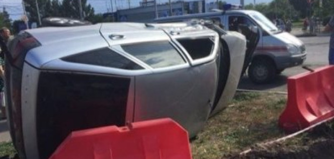 В Балакове после ДТП автомобиль опрокинулся на бок