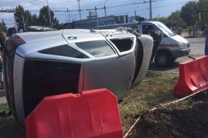 В Балакове после ДТП автомобиль опрокинулся на бок (2)