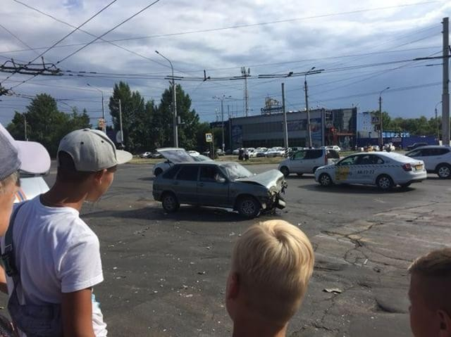 В Балакове после ДТП автомобиль опрокинулся на бок (1)