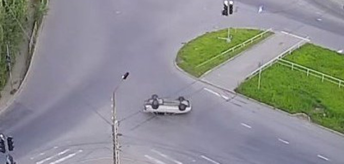 Автомобиль опрокинулся после ДТП в Петрозаводске