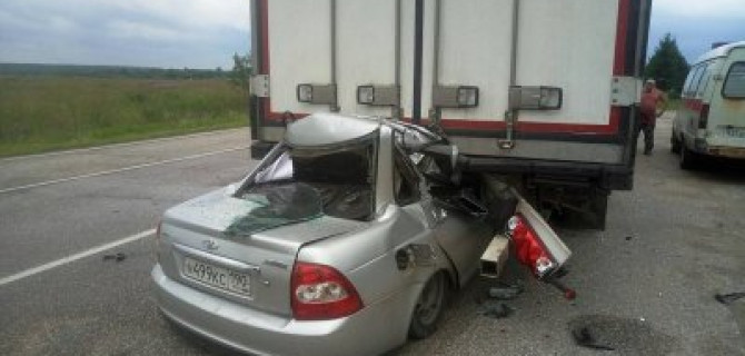 В Тверской области легковушка влетела под фуру – погибли три человека
