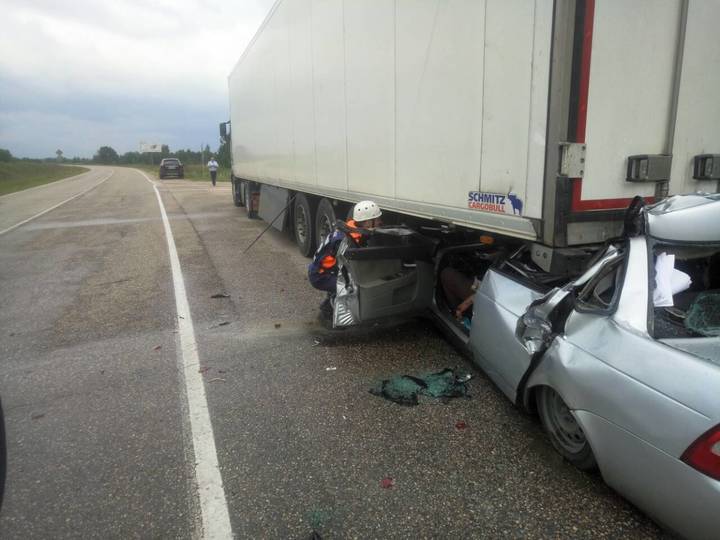 В Тверской области легковушка влетела под фуру – погибли три человека (1)