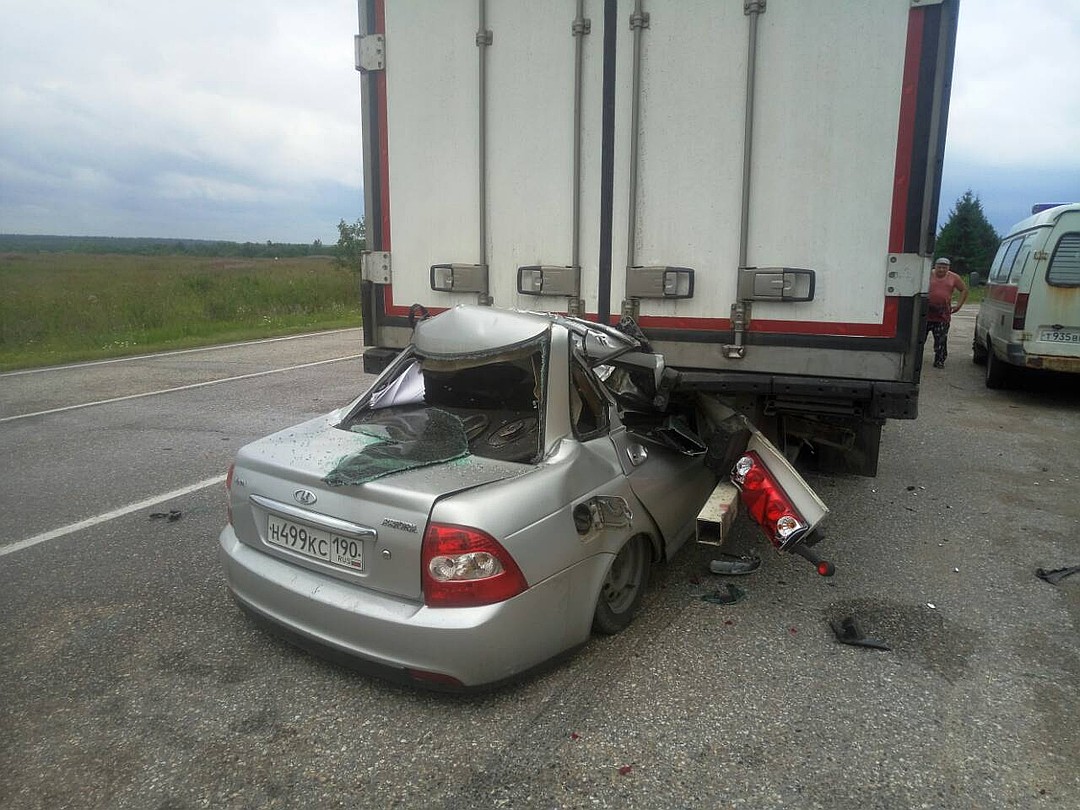 В Тверской области легковушка влетела под фуру – погибли три человека (3)