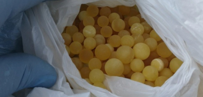 Россиянка пыталась провезти 15 кг янтаря в Литву, оборудовав тайник в своем автомобиле